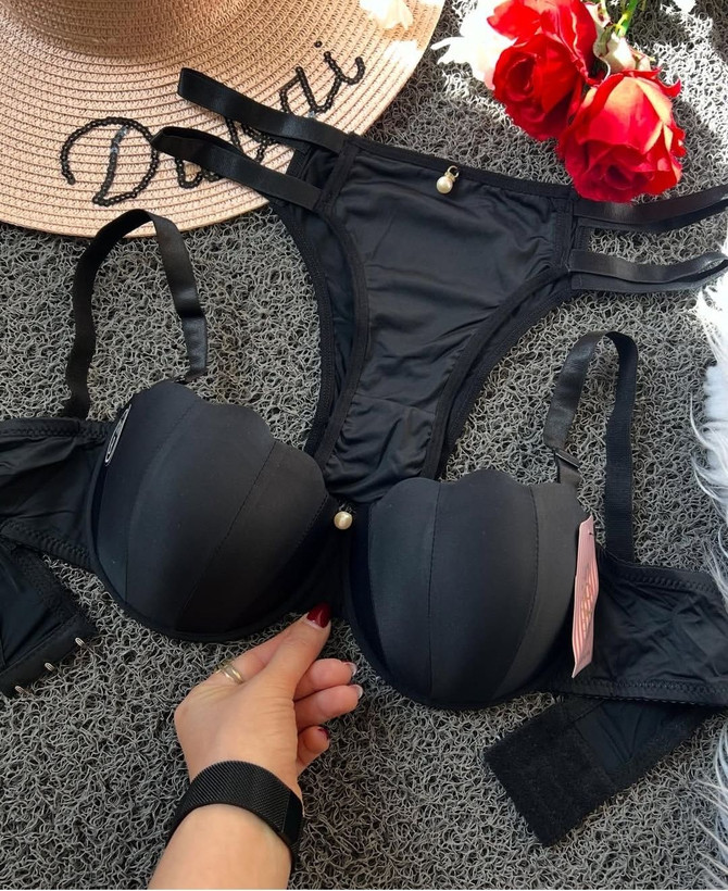 ست شورت و سوتین قرمز